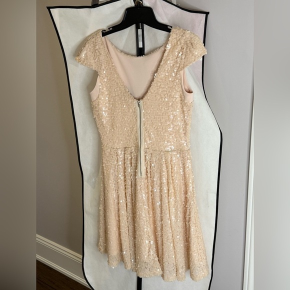 Le Chateau Sequin Cap Sleeve Dress nude/pink size M - Picture 4 of 8